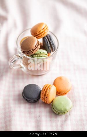 Dolce al macaron. Macaron colorati sul tovagliolo a scacchi. Foto Stock