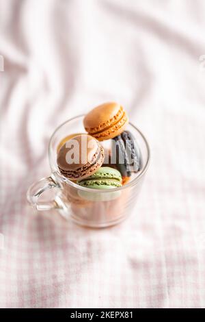 Dolce al macaron. Macaron colorati nella tazza. Foto Stock