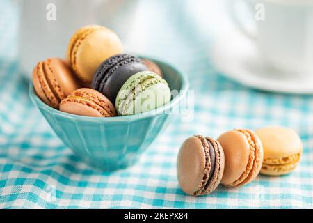 Dolce al macaron. Macaron colorati in ciotola. Foto Stock