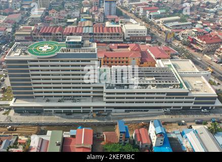 Giacarta/Hong Kong. 14th Nov 2022. Questa foto aerea scattata il 19 marzo 2022 mostra il cambogiano-Cina Friendship Medical Building a Phnom Penh, Cambogia. Credit: Ly Lay/Xinhua/Alamy Live News Foto Stock