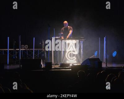 Verona, Italia. 12th Nov 2022. Ivanix DJ durante ANDREA CASTA - IL VIOLINO SPAZIALE - CONCERTO VISIVO, spettacolo dell'artista italiano Theather a Verona, novembre 12 2022 Credit: Independent Photo Agency/Alamy Live News Foto Stock