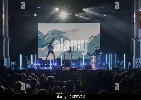 Verona, Italia. 12th Nov 2022. Andrea Casta durante ANDREA CASTA - IL VIOLINO SPAZIALE - CONCERTO VISIVO, spettacolo dell'artista italiano Theather a Verona, novembre 12 2022 Credit: Independent Photo Agency/Alamy Live News Foto Stock