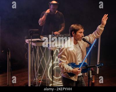 Verona, Italia. 12th Nov 2022. Andrea Casta durante ANDREA CASTA - IL VIOLINO SPAZIALE - CONCERTO VISIVO, spettacolo dell'artista italiano Theather a Verona, novembre 12 2022 Credit: Independent Photo Agency/Alamy Live News Foto Stock