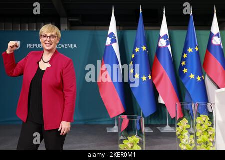 Lubiana, Slovenia. 13th Nov 2022. Il Presidente eletto Natasa Pirc Musar si è fatto un gesto dopo aver conosciuto i risultati delle elezioni nella sede elettorale di Lubiana, Slovenia, 13 novembre 2022. Gli elettori sloveni di domenica hanno eletto Natasa Pirc Musar, candidato indipendente, come prima presidente femminile del paese. Musar si insedierà il 23 dicembre, quando scadrà il secondo mandato del presidente in carica Borut Pahor. Credit: Zeljko Stevanic/Xinhua/Alamy Live News Foto Stock