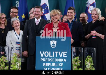 Lubiana, Slovenia. 13th Nov 2022. Il Presidente eletto Natasa Pirc Musar parla ai media nella sede elettorale di Lubiana, Slovenia, 13 novembre 2022. Gli elettori sloveni di domenica hanno eletto Natasa Pirc Musar, candidato indipendente, come prima presidente femminile del paese. Musar si insedierà il 23 dicembre, quando scadrà il secondo mandato del presidente in carica Borut Pahor. Credit: Zeljko Stevanic/Xinhua/Alamy Live News Foto Stock