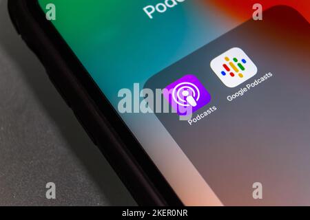 Vancouver, CANADA - Novembre 4 2022 : icone delle app Podcast Apple e Podcast Google sullo schermo di un iPhone. Foto Stock