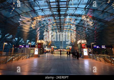 Lo Squaire Frankfurt Airport germania all'interno di notte Foto Stock