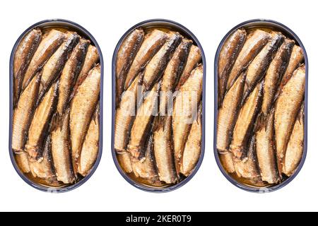 Gli spratti pescano in un vaso metallico isolato su uno sfondo bianco con percorso di ritaglio. Vista dall'alto. Spratti in una lattina di metallo con olio. Sprat affumicati in scatola isolati Foto Stock