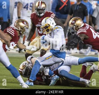 Santa Clara, Stati Uniti. 13th Nov 2022. Il ricevitore di Los Angeles Chargers DeAndre carter (1) è fermato dal San Francisco 49ers nel quarto trimestre al Levi's Stadium di Santa Clara, California, domenica 13 novembre 2022. Il 49ers sconfisse i Chargers 22-16. Foto di Terry Schmitt/UPI Credit: UPI/Alamy Live News Foto Stock