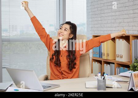 Felice eccitato giovane donna d'affari che celebra il primo successo Foto Stock