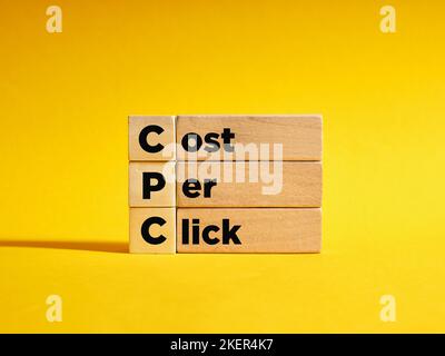 Cubi di legno con l'abbreviazione CPC costo per clic. Concetto aziendale. Foto Stock