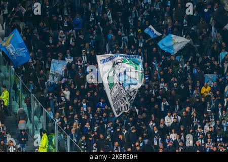 TORINO, ITALIA, 13 NOVEMBRE 2022. Tifosi della SS Lazio durante la partita tra Juventus FC e SS Lazio il 13 novembre 2022 allo Stadio Allianz di Torino. Credit: Massimiliano Ferraro/Alamy Live News Foto Stock