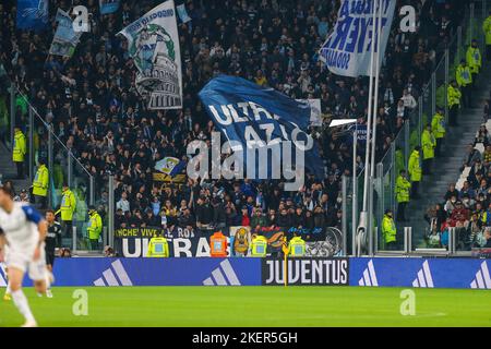 TORINO, ITALIA, 13 NOVEMBRE 2022. Tifosi della SS Lazio durante la partita tra Juventus FC e SS Lazio il 13 novembre 2022 allo Stadio Allianz di Torino. Credit: Massimiliano Ferraro/Alamy Live News Foto Stock