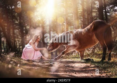 Donna con cavallo Foto Stock