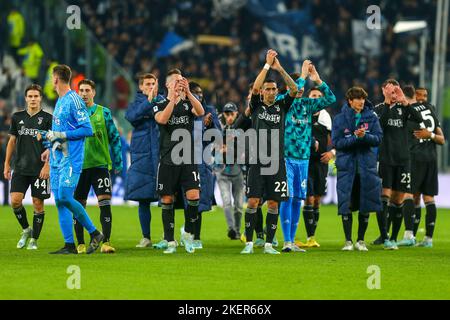 TORINO, ITALIA, 13 NOVEMBRE 2022. I giocatori della Juventus festeggiano la vittoria dopo la partita tra Juventus FC e SS Lazio il 13 novembre 2022 allo stadio Allianz di Torino. Credit: Massimiliano Ferraro/Alamy Live News Foto Stock