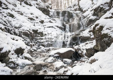 Vista panoramica della splendida cascata di Shypit sulle montagne dei Carpazi Foto Stock