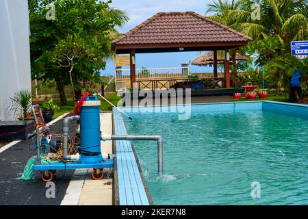 Una pompa filtro pulisce l'acqua della piscina. Dispositivo per la pulizia automatica delle piscine. Foto Stock