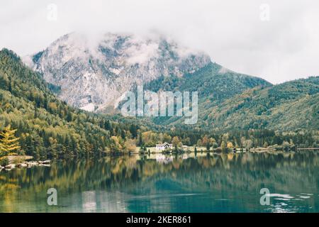 Lago Vorderer Langbathsee vicino a Gmunden e Ebensee in Austria. Luogo panoramico durante il maltempo autunnale. Foto Stock