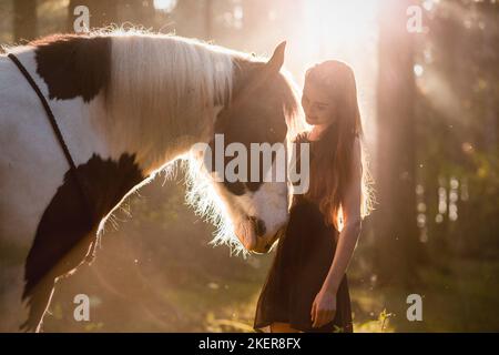 Ragazza e irlandese Tinker Foto Stock