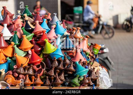 Un primo piano ad una selezione di vasi colorati di tagine argilla in vendita al mercato Jemaa el-Fna a Marrakech Marocco Foto Stock