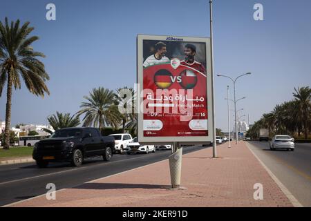 14 novembre 2022, Oman, Maskat: Una mostra pubblicitaria che indica l'amichevole partita tra la nazionale tedesca di calcio e la nazionale di Oman può essere visto su una strada accanto allo stadio. Con l'amichevole partita su 16.11.2022, la nazionale dell'Oman vuole prepararsi per l'inizio della Coppa del mondo al Sultan Qabus Sports Center di Muscat. Foto: Christian Charisius/dpa - NOTA IMPORTANTE: In conformità ai requisiti della DFL Deutsche Fußball Liga e della DFB Deutscher Fußball-Bund, è vietato utilizzare o utilizzare fotografie scattate nello stadio e/o nel matc Foto Stock