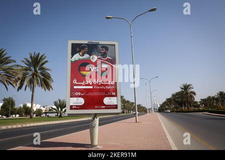 14 novembre 2022, Oman, Maskat: Una mostra pubblicitaria che indica l'amichevole partita tra la nazionale tedesca di calcio e la nazionale di Oman può essere visto su una strada accanto allo stadio. Con l'amichevole partita su 16.11.2022, la nazionale dell'Oman vuole prepararsi per l'inizio della Coppa del mondo al Sultan Qabus Sports Center di Muscat. Foto: Christian Charisius/dpa - NOTA IMPORTANTE: In conformità ai requisiti della DFL Deutsche Fußball Liga e della DFB Deutscher Fußball-Bund, è vietato utilizzare o utilizzare fotografie scattate nello stadio e/o nel matc Foto Stock