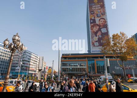 Ankara-Turchia, 10 novembre 2022: Foto grandangolare di Piazza Kizilay | Kizilay Meydani, uno dei più importanti centri e punti di giunzione di Ankar Foto Stock