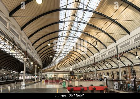 All'interno della stazione ferroviaria centrale di Newcastle, che mostra il tetto curvo e la struttura di supporto in ferro, Newcastle upon Tyne, Inghilterra, Regno Unito Foto Stock