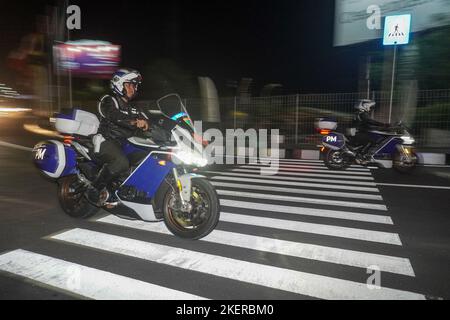 Badung, Bali, Indonesia. 13th Nov 2022. I membri della polizia militare indonesiana accompagnano la mobilità della delegazione del vertice di Bali del G20. L'Indonesia ha tenuto il 17th° gruppo di venti vertici ''G20'' dei Capi di Stato e di Governo, che si è svolto a Nusa Dua, Bali, il 15 novembre 16''"2022. (Credit Image: © Dicky Bisinglasi/ZUMA Press Wire) Foto Stock