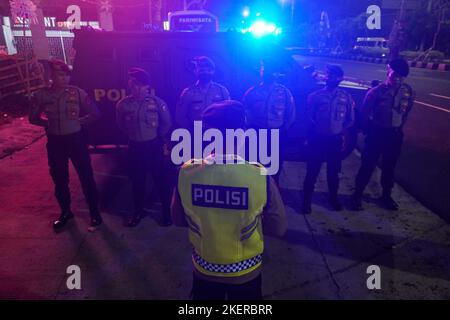 Badung, Bali, Indonesia. 14th Nov 2022. I membri della polizia indonesiana stanno a guardia per garantire la mobilità della delegazione al vertice di Bali del G20 a Nusa Dua. L'Indonesia ha tenuto il 17th° gruppo di venti vertici ''G20'' dei Capi di Stato e di Governo, che si è svolto a Nusa Dua, Bali, il 15 novembre 16''"2022. (Credit Image: © Dicky Bisinglasi/ZUMA Press Wire) Foto Stock