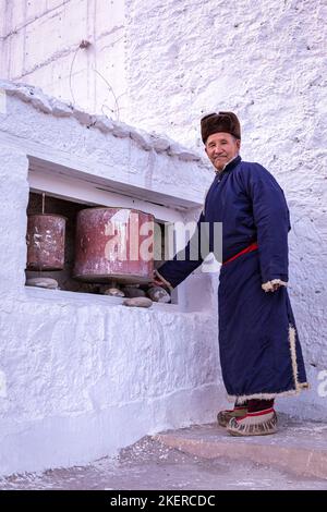 Anziano in abiti tradizionali Ladakhi, Monastero di Spituk (Gompa), distretto di Leh, Ladakh, India Foto Stock