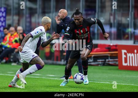 Milano, Italia. 13th Nov 2022. Rafael Leao di AC Milan (R) e Dodo di ACF Fiorentina (L) in azione durante la Serie A 2022/23 partita di calcio tra Milano e Fiorentina allo Stadio di San Siro. Punteggio finale; Milano 2:1 Fiorentina. Credit: SOPA Images Limited/Alamy Live News Foto Stock