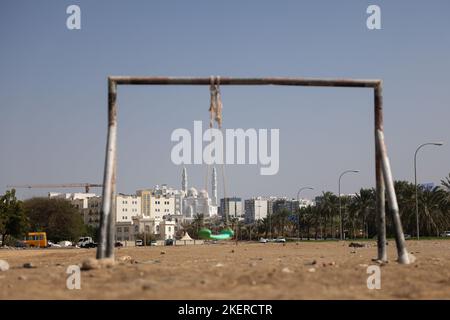 Maskat, Oman. 14th Nov 2022. Un gol di calcio si trova su un campo sabbioso vicino al Sultan Qabus Sports Center a Muscat. La nazionale tedesca di calcio si preparerà per l'inizio della Coppa del mondo a Muscat con una amichevole partita contro l'Oman il 16 novembre 2022. La Moschea di Mohammed al Ameen può essere vista sullo sfondo. Credit: Christian Charisius/dpa/Alamy Live News Foto Stock