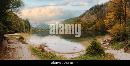 Lago Vorderer Langbathsee vicino a Gmunden e Ebensee in Austria. Luogo panoramico durante il maltempo autunnale. Foto Stock