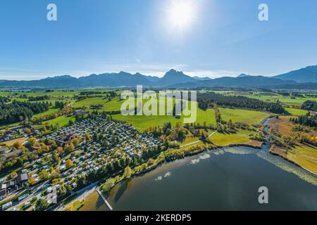 Vista autunnale della regione intorno al Hopfensee in Allgaeu orientale dall'alto Foto Stock