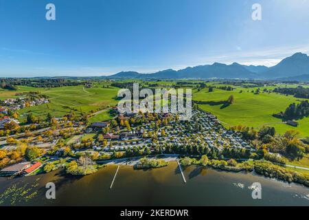 Vista autunnale della regione intorno al Hopfensee in Allgaeu orientale dall'alto Foto Stock