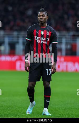 Rafael Leao dell'AC Milan visto durante la Serie Un incontro di calcio 2022/23 tra Milano e Fiorentina allo Stadio San Siro. Punteggio finale; Milano 2:1 Fiorentina. (Foto di Fabrizio Carabelli / SOPA Images/Sipa USA) Foto Stock