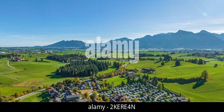 Vista autunnale della regione intorno al Hopfensee in Allgaeu orientale dall'alto Foto Stock