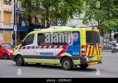 Ambulanza paramedica per i trasferimenti dei pazienti nel centro di Melbourne, Victoria, Australia Foto Stock