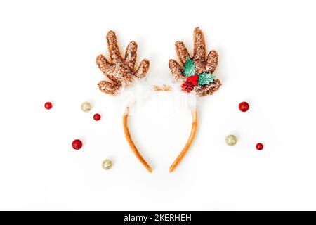 Composizione di Natale. Fascia di Natale e palle su sfondo bianco. Piano di giacitura, vista dall'alto. Foto Stock