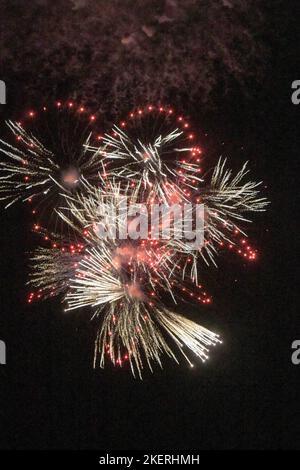 I fuochi d'artificio mostrano la forma del cuore sul nero con spazio di copia. Sfondo pirotecnico per il cartellone festeggiamenti del festival di auguri, Foto Stock