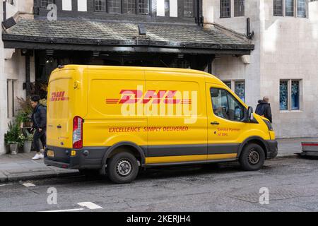 Pulmino DHL a Londra. DHL è un'azienda tedesca di logistica che fornisce corriere, consegna pacchi e servizio di posta espresso, parte di Deutsche Post Foto Stock