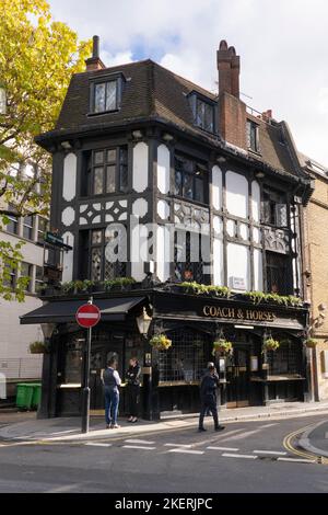 The Coach and Horses on Bruton Lane a Mayfair - un pub inglese Tudor molto stretto risalente al 1770s - di proprietà della birreria Greene King. Inghilterra Foto Stock