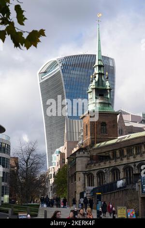 L'antico 7th ° secolo tutti i Hallows-by-the-Tower guglia chiesa di fronte al 21st ° secolo Walkie-Talkie (l'edificio Fenchurch). Londra, Inghilterra Foto Stock