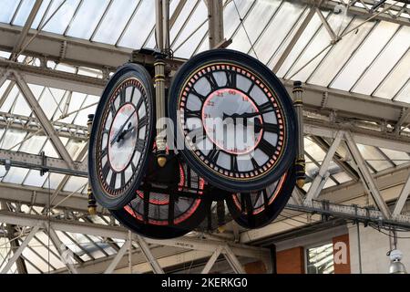 L'orologio sospeso a quattro lati della stazione ferroviaria di Waterloo si trova sopra l'atrio principale ed è un luogo preferito dai romantici per incontrarsi. Londra, Inghilterra Foto Stock