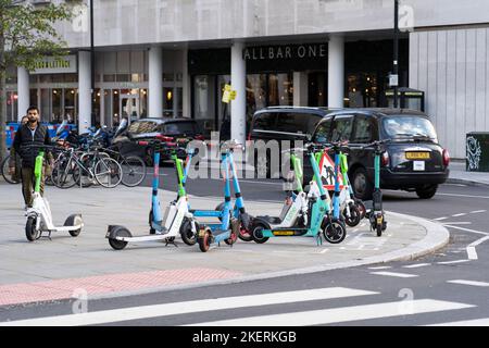 I trasporti per i consigli di Londra e Londra hanno esteso il processo di noleggio di scooter elettronici in tutta Londra nel 2022, che sono legali per guidare su strade pubbliche Foto Stock