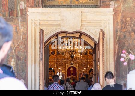 Attraverso le porte in marmo riccamente decorate con affreschi facciata, i parrocchiani entrano nella Cattedrale Patriarcale Ortodossa Rumena (Chiesa Metropolitana), relig Foto Stock