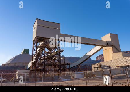 Impianto di carico di vagoni ferroviari e edifici di stoccaggio presso l'impianto di lavorazione di una miniera di potassio utilizzando un metodo di estrazione di soluzioni vicino a Moab, Utah. Foto Stock