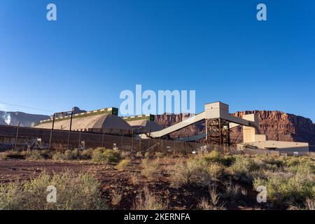 Impianto di carico di vagoni ferroviari e edifici di stoccaggio presso l'impianto di lavorazione di una miniera di potassio utilizzando un metodo di estrazione di soluzioni vicino a Moab, Utah. Foto Stock