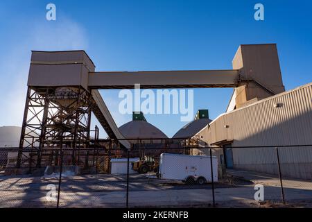 Impianto di carico di vagoni ferroviari e edifici di stoccaggio presso l'impianto di lavorazione di una miniera di potassio utilizzando un metodo di estrazione di soluzioni vicino a Moab, Utah. Foto Stock